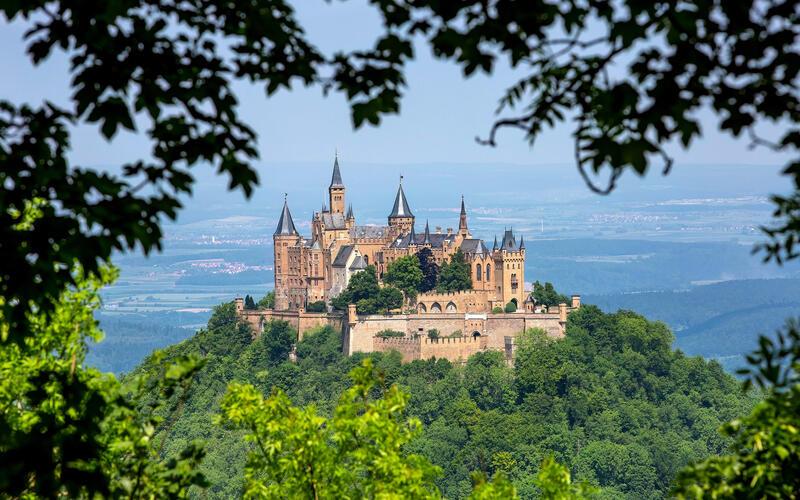 Mehrere Stunden sollten für den Besuch der Burg eingeplant werden.GB-Foto: © Roland Beck/Burg Hohenzollern