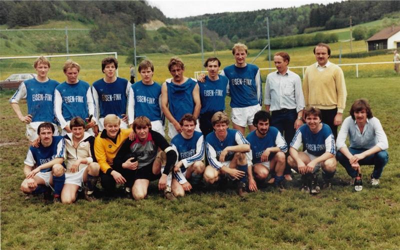 „Für uns war es das Allergrößte“ Meilenstein in der Vereinsgeschichte: Der SV Rohrau mit Stürmer Oliver Zimitsch (hintere Reihe, Vierter von links), Torhüter Werner Schmid (vorne, Vierter von links) und dem akribisch arbeitenden Trainer Robert Maurer (hintere Reihe ganz rechts) hat am 15. Mai 1983 mit einem 3:2-Sieg in Gültlingen den Meistertitel in der A2 perfekt gemacht.GB-Foto: SVR-Archiv