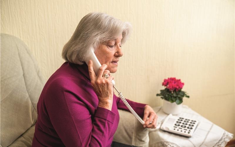 Meistens sind ältere Menschen Opfer von Telefonbetrügern.GB-Foto (Symbolbild): polizeiberatung.de