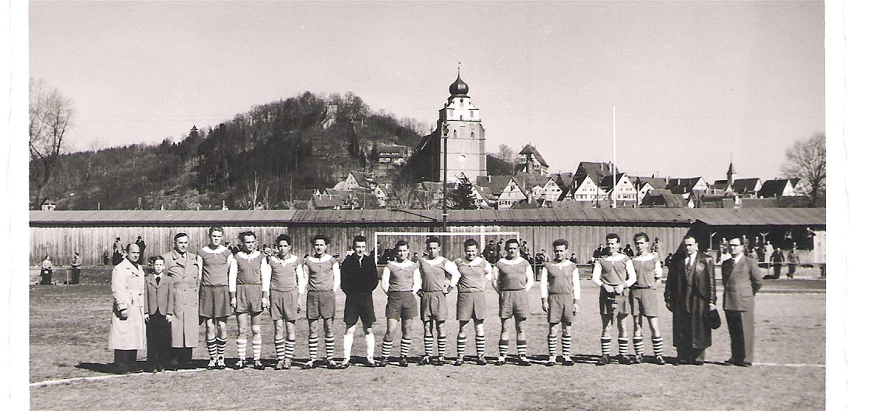 Meistermannschaft 1953/54 auf dem heutigen Ausweichplatz beim damaligen Freibad ...