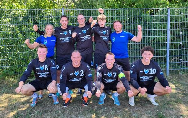 Meisterschaft und Aufstieg sind perfekt. Trainerin Kim Niemann (hinten, von links), Kai Fiechtner, Jan Löhnert, Oskar Schulze, Trainer Thomas Voigt, Nick Genkinger (vorne, von links), Marcel Guadagnino, Nils Niemann und Jan Kortzack. GB-Foto: gb