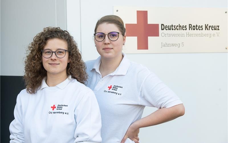 Melanie Stehle (links) und Binia König vom DRK Herrenberg sind in der Pandemie gefordert. GB-Foto: Schmidt