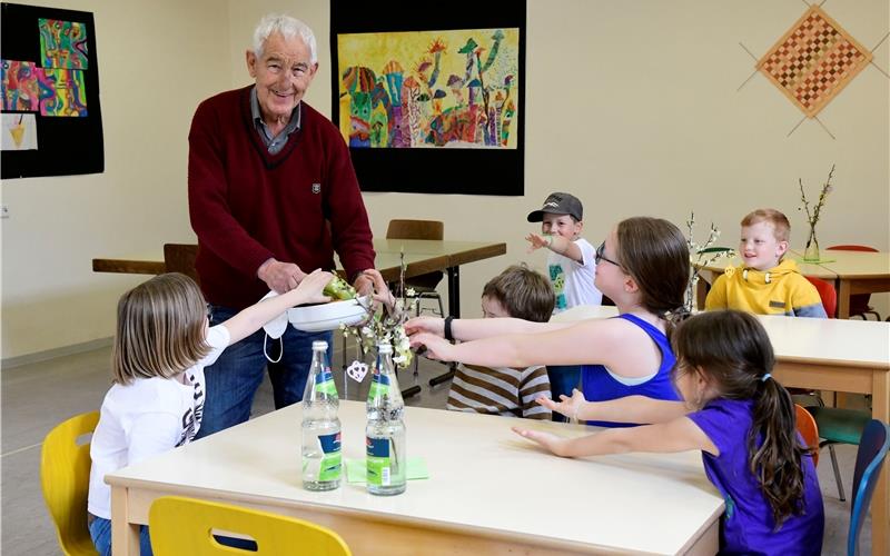 Mensa-Opa Karl Kettner bringt das Essen in die Deckenpfronner Grundschule GB-Foto: Holom