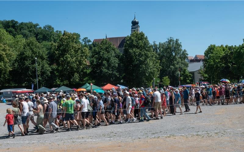 Menschen aller möglichen Organisationen, Initiativen und aller Teile der Gesellschaft sind beim Weltrekordversuch mit dabei.GB-Foto: Schmidt