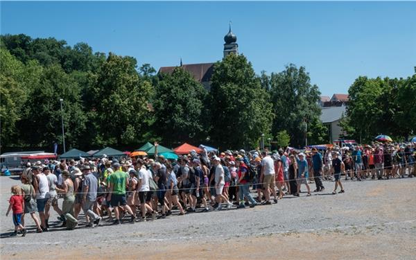 Menschen aller möglichen Organisationen, Initiativen und aller Teile der Gesellschaft sind beim Weltrekordversuch mit dabei.GB-Foto: Schmidt