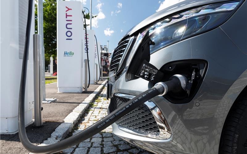 Ein Maßstab für elektrische Mobilität Mercedes-Benz EQV beim Ladestopp