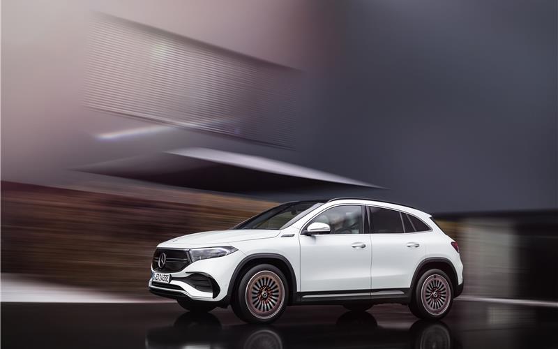 Mercedes EQA –Auftitt in digitalweiß: Das vollelektrische Fahrzeug ist einenger Verwandter des GLAGB-Fotos: gb