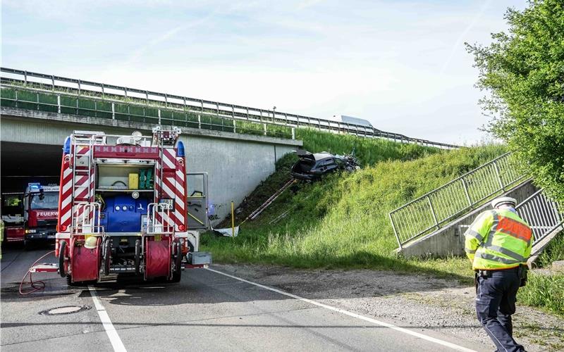 Mercedes-Fahrer wird bei Unfall in Böblingen tödlich verletzt Mercedes-Fahrer wird bei Unfall tödlich verletzt