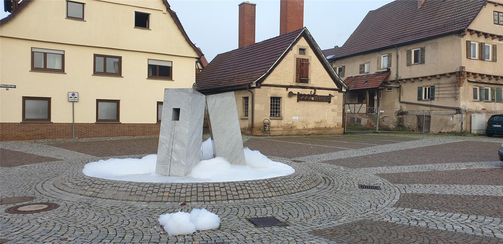 Michael  Brück  aus Herrenberg hat auf dem Gärtringer Marktplatz Schnee im Brunn...