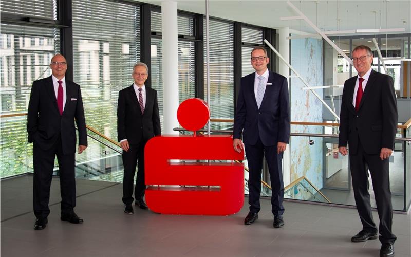 Wechsel bei der Kreissparkasse Michael Fritz (Zweiter von rechts) freut sich mit Landrat Roland Bernhard (rechts), Dr. Detlef Schmidt (Zweiter von links) und Michael Tillmann (links) über seine Wahl zum neuen Vorstandsvorsitzenden GB-Foto: gb