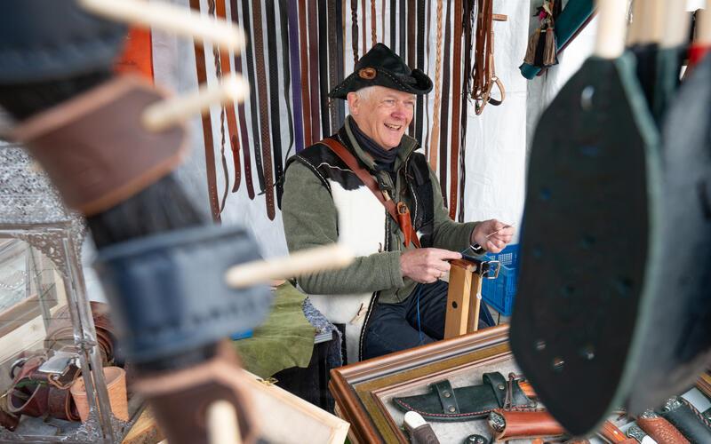 Michael Haag ist mit seiner Lederey einer der Handwerker, die auf dem Ostermarkt ihre Stände aufgebaut haben. GB-Foto: Vecsey