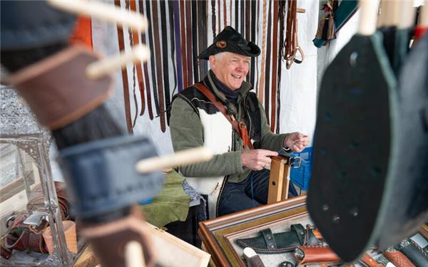 Michael Haag ist mit seiner Lederey einer der Handwerker, die auf dem Ostermarkt ihre Stände aufgebaut haben. GB-Foto: Vecsey
