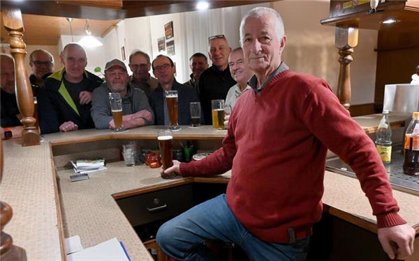 Michael Kioseoglou mit einigen Stammgästen an seinem vorletzten Abend im Sportheim des SV Sulz am Eck. GB-Foto: Holom