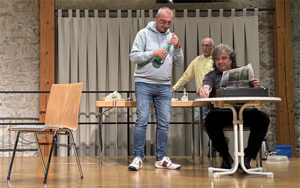 Michael Klink (rechts) schlüpft als Mafioso in die Rolle eines Pfarrers, der im Gasthaus von Dieter Brauns (links) Wirt Jacky die Handlung lostritt. GB-Foto: gb