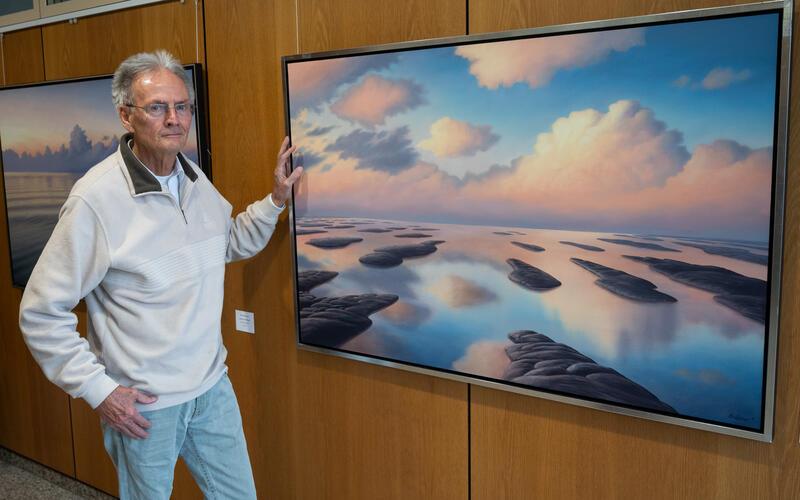 Michael Krähmer bei seiner Vernissage im Rathaus Nufringen. Der 73-Jährige erschafft seine Werke mittels einer zeitaufwendigen Harzöl-Lasurtechnik, die schon die alten Meister anwendeten.GB-Foto: Schmidt