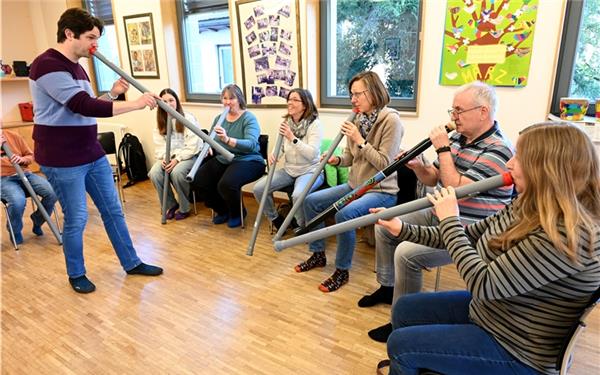 Michael Kraus (links) vermittelt in einem Projekt das Spielen des Didgeridoo inklusive Permanent-Atmung. GB-Foto: Holom