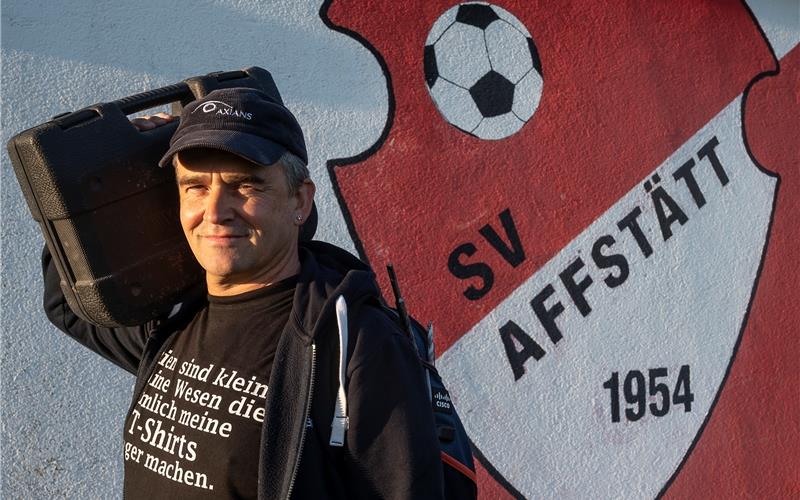 Michael Rittner kümmert sich aktuell um die Internetverbindung im Sportheim des SV Affstätt. GB-Foto: Schmidt