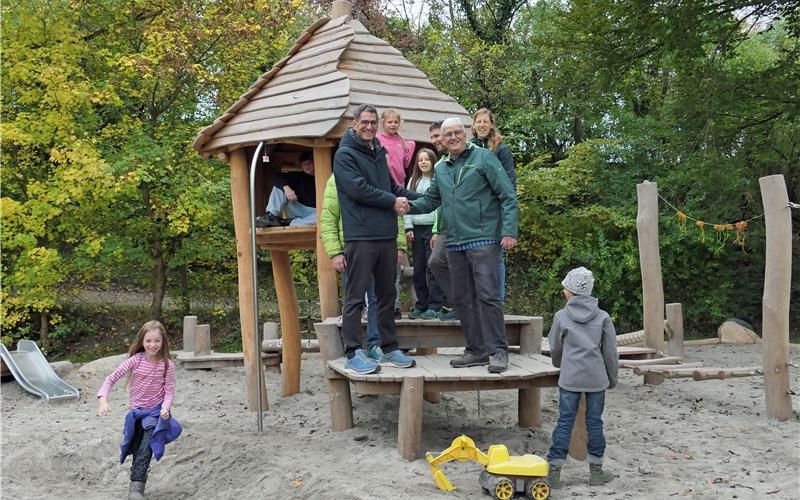 Michael Schmitz (links) übergibt den neu gestalteten Bereich an Bernd Tausch. GB-Foto: Gokeler