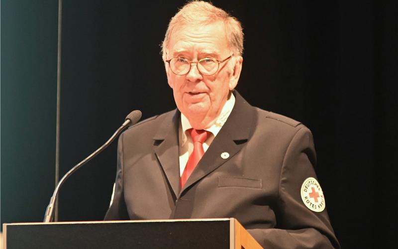 Michael Steindorfner, der Ehrenpräsident des DRK-Kreisverbandes Böblingen, spricht sich für ein soziales Jahr aus – für eine bessere, respektvollere Gesellschaft. Er ist überzeugt: „Wer gelernt hat, anderen Menschen zu helfen, schlägt nicht zu.“ B-Foto: Reichert