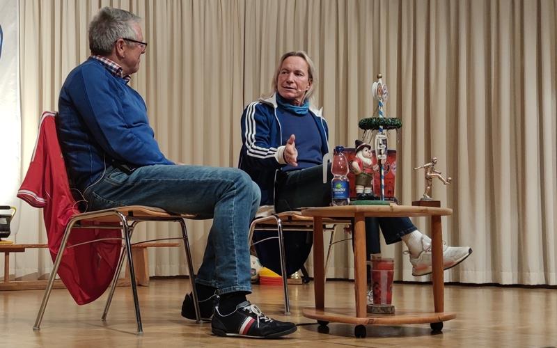 Michael Sternkopf (rechts) auf der Bühne mit Moderator Rainer Roth: „Jeder Mensch ist wertvoll.“GB-Foto: Zvizdiç