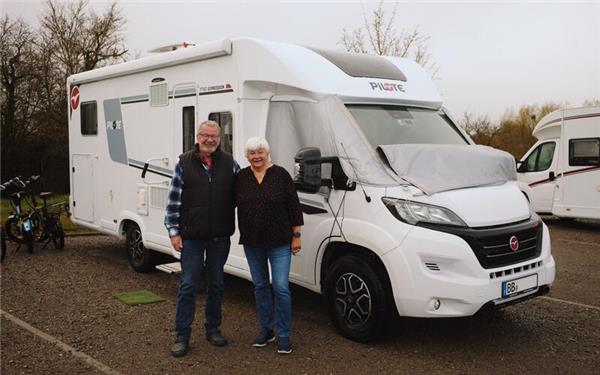 Michael und Ute Ruoß leben seit drei Jahren in ihrem Wohnmobil. GB-Foto: Ortlieb