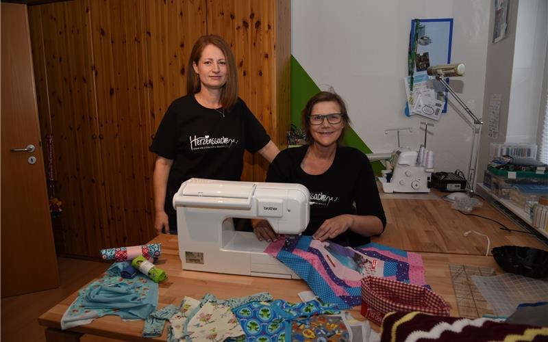 Für die Kleinsten der Kleinen Michaela Bengel (links) und Gabriele Sasvari organisieren den zweiten Nähtreff GB-Foto: Nüssle