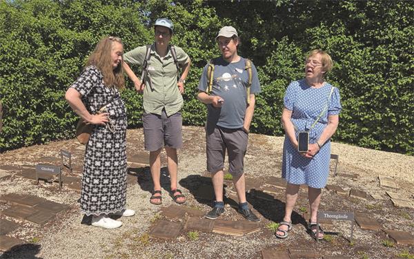 Michaela Meister (geborene Scheerer, Tochter von Lore Scheerer), Julius Kreuzer, Konrad Neuffer und Lore Scheerer (von links) betrachteten die Straßenstruktur des damaligen Ortes. GB-Fotos: gb