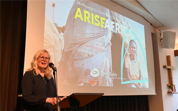 Michaela Winter spricht im Gemeindehaus Sulz über unfassbare Schicksale verfolgter Christen in Afrika.  GB-Foto: Holom
