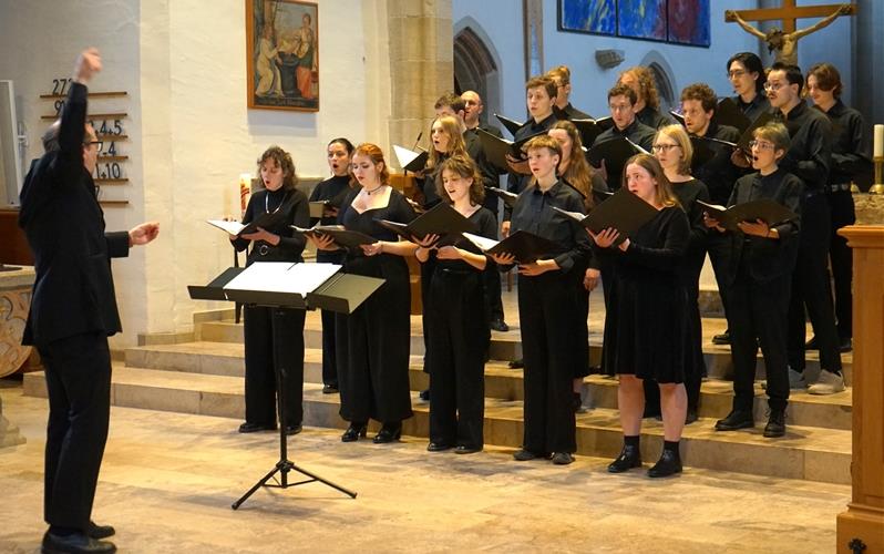 Michaelskirche in Entringen: Feinsinnige Klänge unter dem Leitmotiv des Friedens.GB-Foto: Straub
