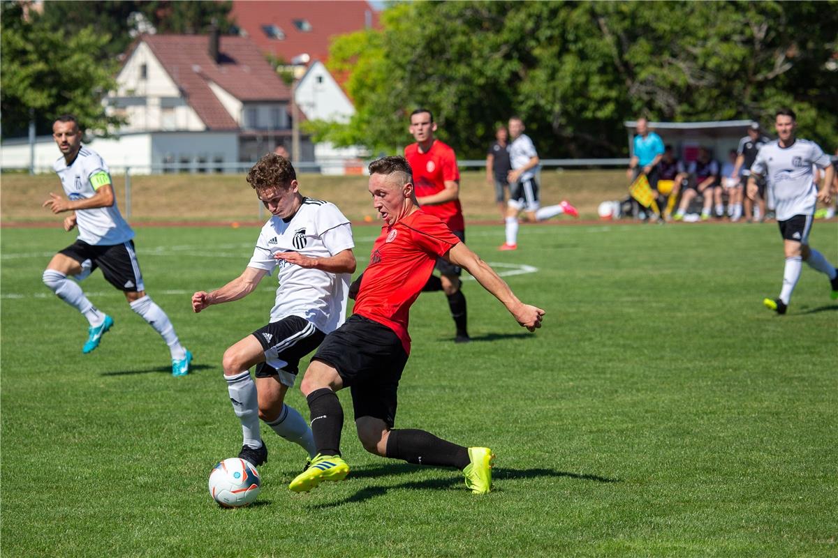 Mika Kirn (FC Gaertringen #26) und Anatol Walter (Spvgg Trossingen #22), Spvgg T...