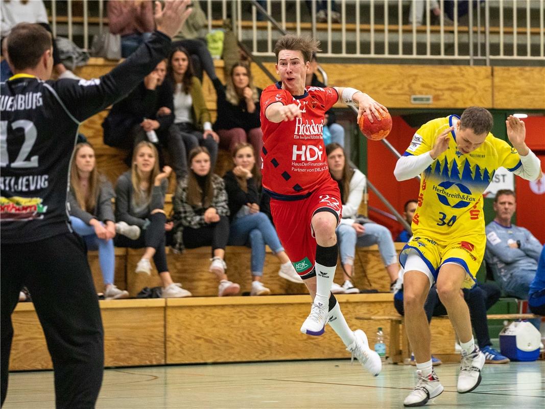 Mile Matijevic (HC Neuenbuerg #12), Alexander Zuern (SG H2Ku Herrenberg #22) und...