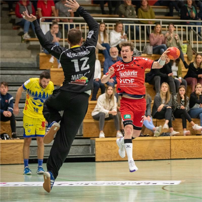 Mile Matijevic (HC Neuenbuerg #12) und Alexander Zuern (SG H2Ku Herrenberg #22),...