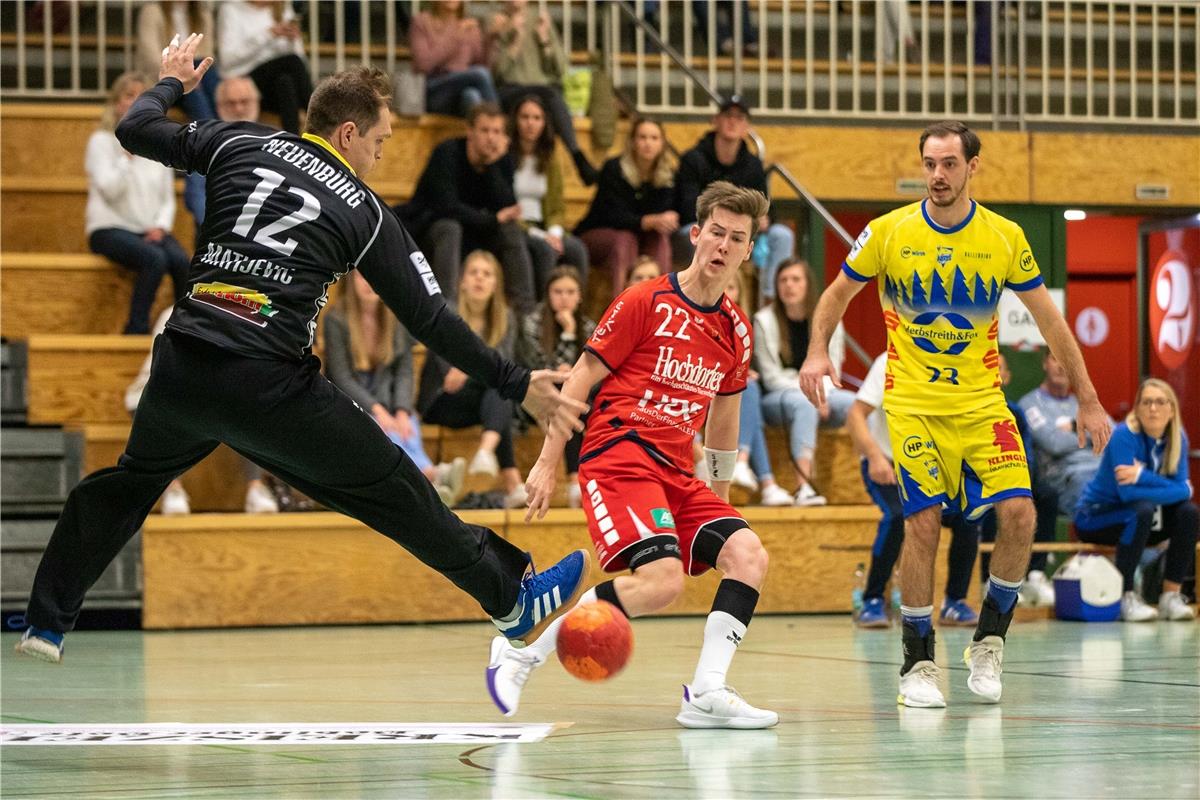 Mile Matijevic (HC Neuenbuerg #12) und Alexander Zuern (SG H2Ku Herrenberg #22),...