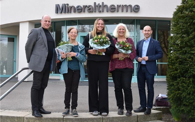 14 Millionen Besucher in Mineraltherme: Jubiläumsgäste aus Herrenberg und Tübingen Mineraltherme-Chef Wolfgang Hermle (links) und der Böblinger OB Stefan Belz (rechts) ehren Regine Dielsch aus Herrenberg. Miranda Wharam und Petra Huppmann (beide Tübingen). GB-Foto: gb