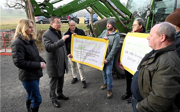 Minister Peter Hauk (zweiter von links) sichert weiterhin Unterstützung des Landes beim Gärtringer Schlachthof zu. GB-Foto: Holom