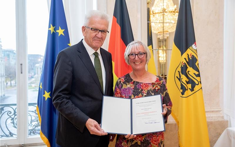 Ministerpräsident Winfried Kretschmann überreicht die Auszeichnung an Ursula Kloos GB-Foto: Staatsministerium Baden-Württemberg