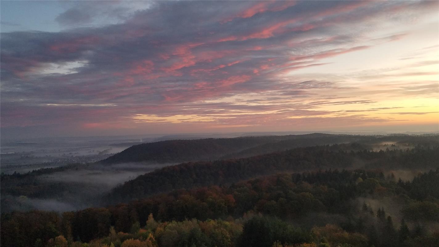 Mirjam Krämer aus Nufringen  blickt vom Schönbuchturm bei Herrenberg: "Sonnenauf...