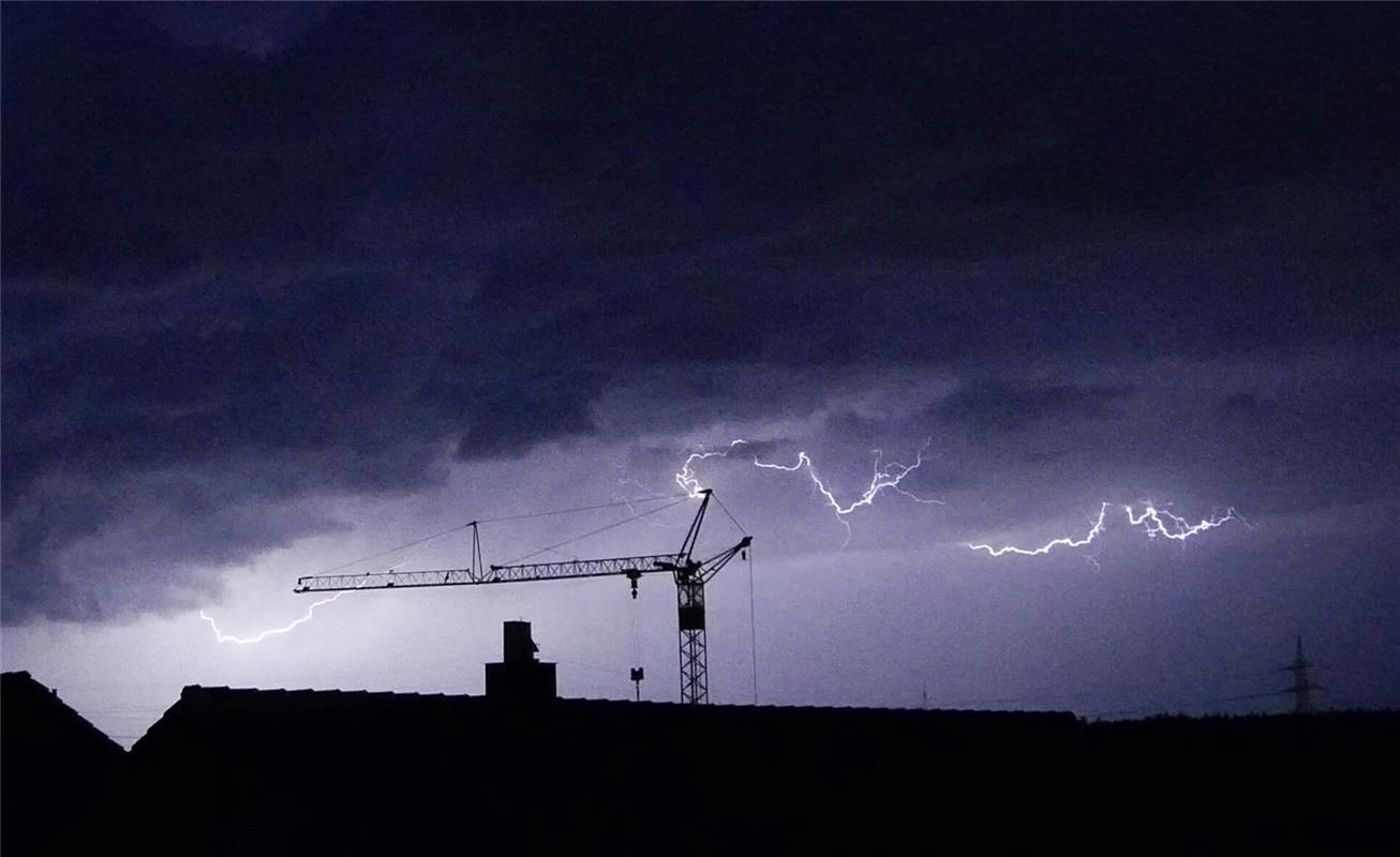 Mirjam Krämer hat dieses Gewitter über den Dächern von Nufringen aufgezeichnet.