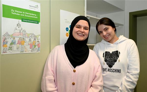 Mirjeta Morina-Mazllani (links) und Yevheniia Bondar gehören dem Dolmetscherpool der Stadt Herrenberg an. GB-Foto: Holom