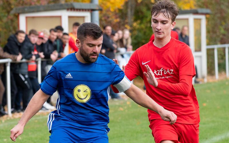 Mirko Topeters (links, im Zweikampf mit Affstätts Finn Egeler): „So schlecht stand ich in meiner Karriere noch nie da.“ GB-Foto: Vecsey