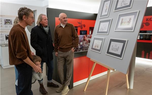 Miroslaw Jablonka (rechts) mit Gästen bei einigen seiner Arbeiten. GB-Foto: Vecsey