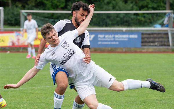 Mit 5:4 gewann der VfL Oberjettingen (schwarz) das Vorrunden-Duell gegen den Gastgeber SV Bondorf. GB-Foto: Vecsey