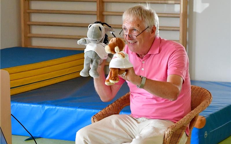 Schwäbisch in der Kita Mit Äffle und Pferdle: Wolfgang Wulz wird zum Puppenspieler GB-Foto: Holom