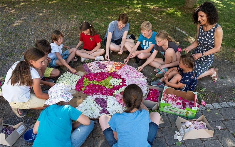 Mit Angela Achi bereiten Jettinger Kinder einen bunten Blumenteppich. GB-Fotos: Schmidt