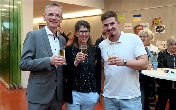 Mit Apfelschorle stieß Daniel Rudolph (links) mit seiner Familie auf die gewonnene Stichwahl an.GB-Foto: Gabriel Holom