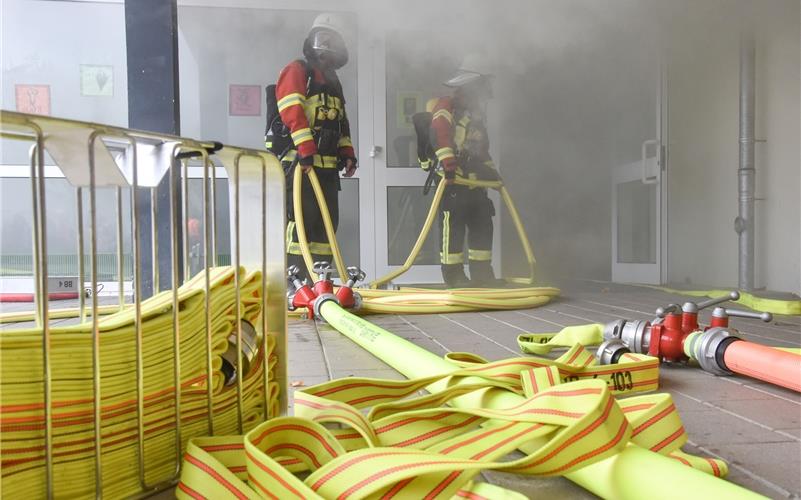 Mit Atemschutz betraten die Feuerwehrleute das vernebelte Gebäude. GB-Foto: Vecsey