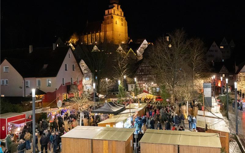 Mit Blick auf die Stiftskirche fand der Weihnachtsmarkt auch auf dem Seeländer-Platz statt. GB-Fotos: Vecsey
