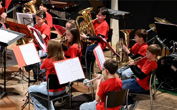 Mit Bravour meistert die Jugendkapelle ihren Auftritt.GB-Foto: Holom