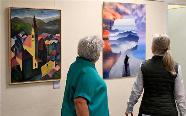 Mit „Durchblick/Weitblick“ ist die aktuelle Ausstellung im Bondorfer Rathaus überschrieben. GB-Foto: Holom