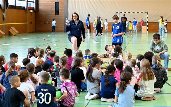 Mit Grundschulaktionstagen wie hier in Jettingen mit Zweitklässlern versucht der Handball früh, Kinder und Jugendliche für den Hallensport zu begeistern. GB-Foto: Holom